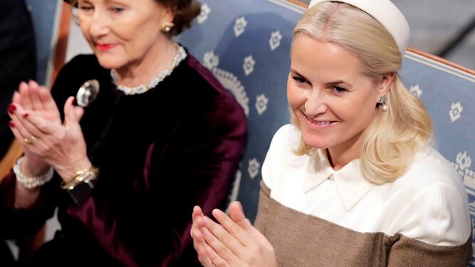Mette Marit, junto a la reina Sonia, en los Nobel.