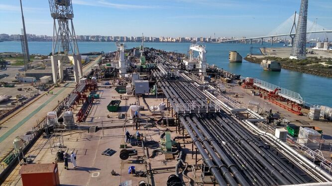 Imagen desde el puente de mando de un buque en el astillero de Puerto Real, en Cádiz.