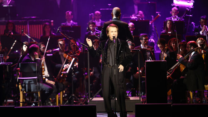 Raphael acompañado por los músicos de la Orquesta Sinfónica de Málaga, durante su concierto en el Gran Teatro Falla.