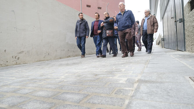 Martín Vila y el alcalde visitan las obras finalizadas de la calle Madrazo