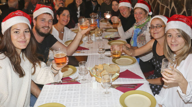 Un grupo de compañeros de trabajo en una comida navideña de empresa.