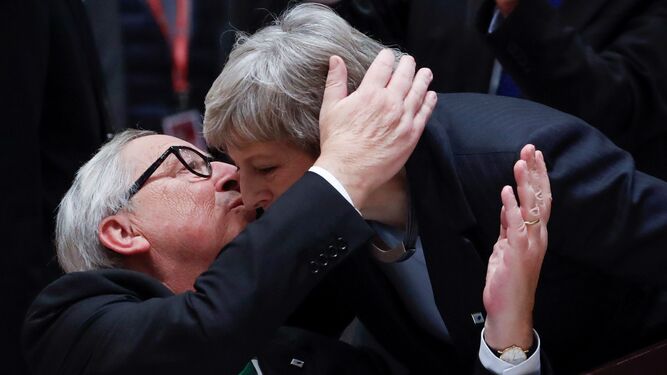 El presidente de la Comisión Europea, Jean-Claude Juncker, saluda este jueves a la primera británica, Theresa May, en la cumbre de la UE en Bruselas.