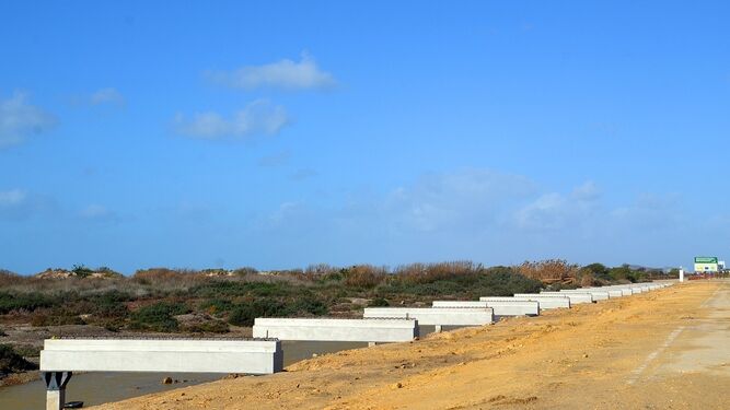La estructura de cimentación de la futura plataforma peatonal de la playa.
