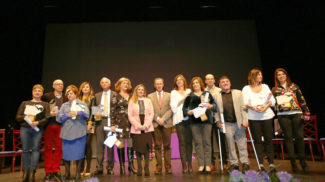Foto de grupo tras la entrega de los galardones, ayer en el Teatro Moderno.