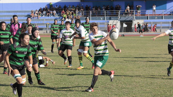 Imagen de un partido  del equipo femenino del Club de Rugby At. Portuense contra el contra el Universitario de Sevilla disputado este año en marzo.