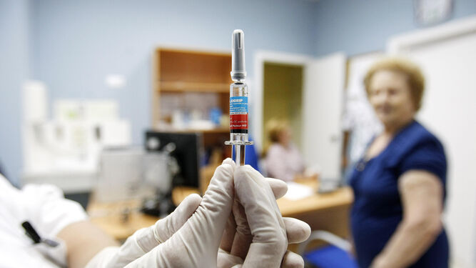 Un sanitario sostiene una vacuna de la gripe, en una campaña anterior.