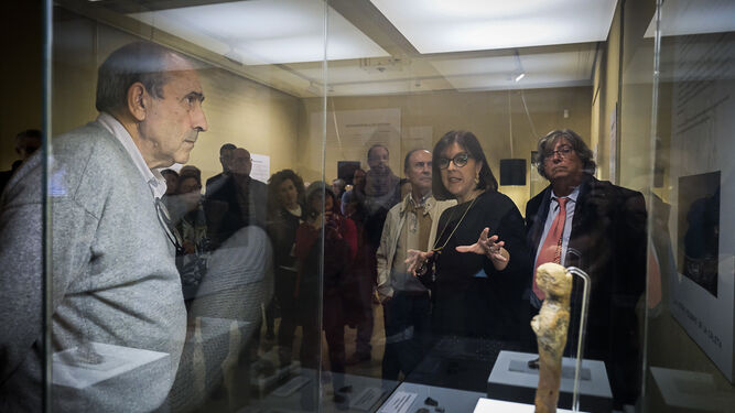Nuria Herrero, de Tapeca, durante la visita guiada a la exposición 'Las otras piedras de La Caleta'.