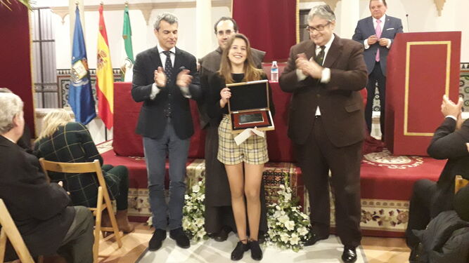 Teresa Valle, Premio de Honor del certamen del Liceo, recoge el galardón de manos del escritor Juan Manuel de Prada