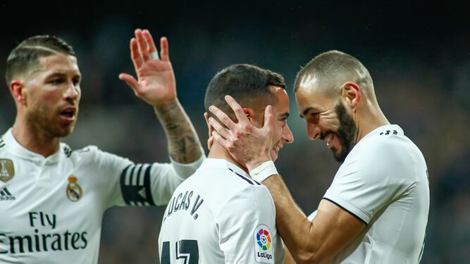 Benzema festeja su gol con Lucas Vázquez y Sergio Ramos.