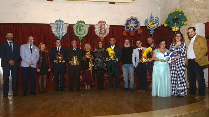 Imagen de la ceremonia de trapaso de coronas donde coincidieron los designados el año pasado y los miembros del séquito actual.
