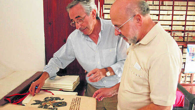 Dos funcionarios del Archivo Histórico cosultando un documento