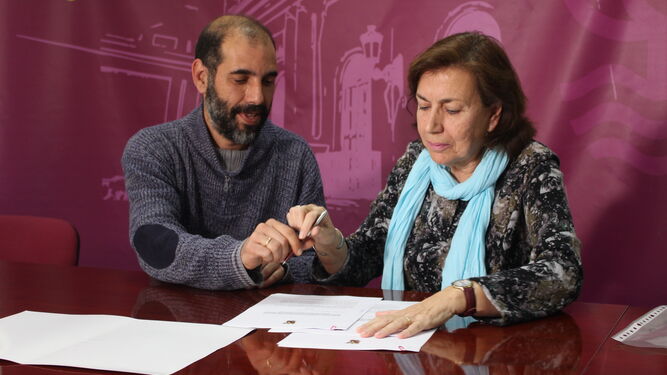 El Alcalde y Rosa Sánchez de Medina, hija de Doña Paquita, firman en convenio