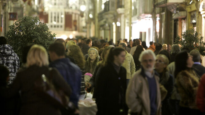 Calles del centro de Cádiz abarrotadas de público en Navidad.