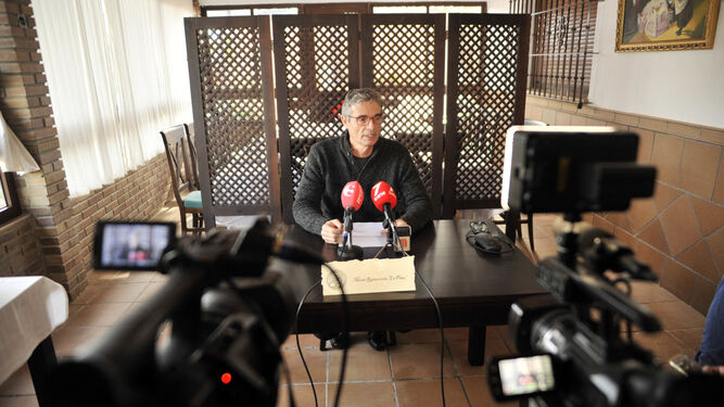 El alcalde de Arcos, Isidoro Gambín,  en una comparecencia con los medios.