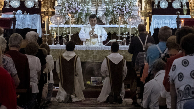 El Padre Pedro José Rodríguez, oficiando una eucaristía.