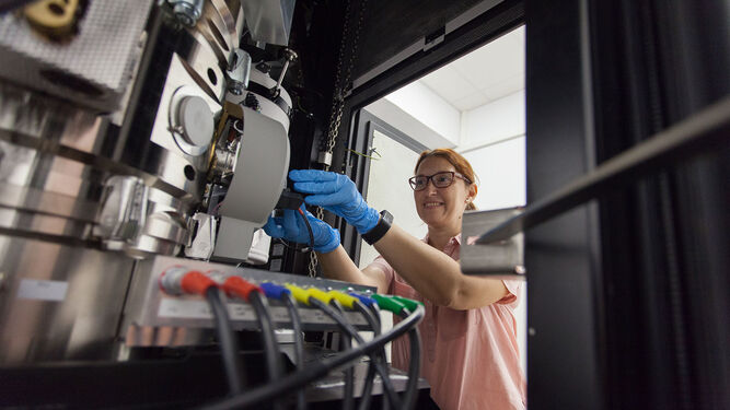 Una investigadora de la UCA manipula uno de los microscopios.