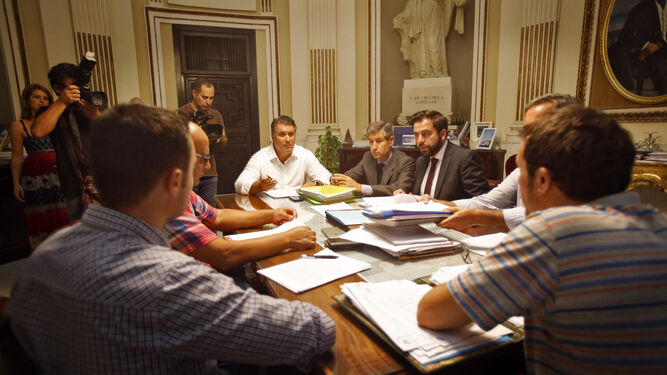 Los tres portavoces de la oposición, en una reunión con el alcalde.