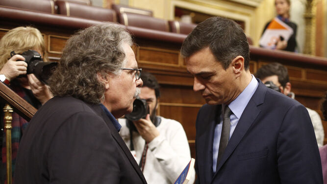 El portavoz de ERC en el Congreso, Joan Tardà, y el presidente del Gobierno, Pedro Sánchez, este miércoles antes de la sesión de control.