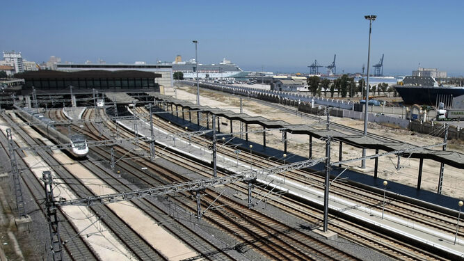 Vías de entrada a la estación de Renfe en Cádiz.