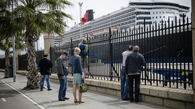 El ‘Queen Mary 2’, con sus 345 metros de eslora volverá el año que viene  a visitar Cádiz.