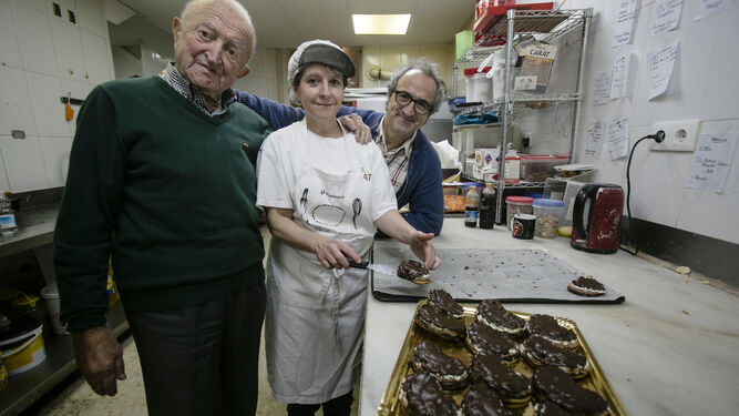 Pedro Hidalgo, junto a su hijo Pedro Pablo, la maestra repostera Encarni Pastrana y el nuevo pastel.