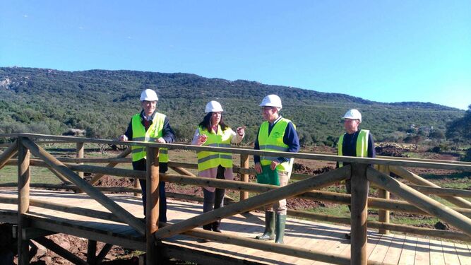 El delegado territorial de Medio Ambiente junto a la alcaldesa de Benalup en uno de los puentes de la zona recreativa.