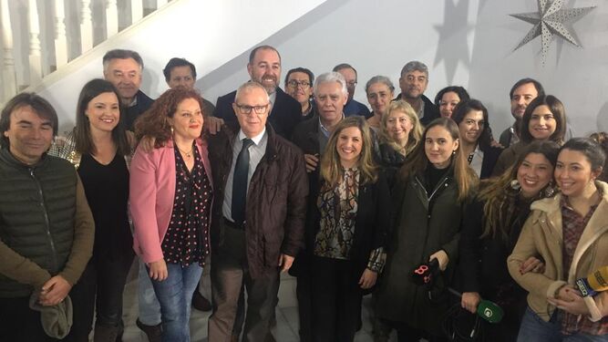 Cargos del PSOE, ayer junto a profesionales de los medios de comunicación en Cádiz.
