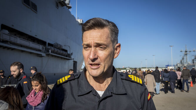 El comandante del 'Castilla', el jueves en la llegada del buque a la Base de Rota.