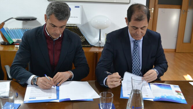 Romero (i.) y Trapero firman el protocolo.