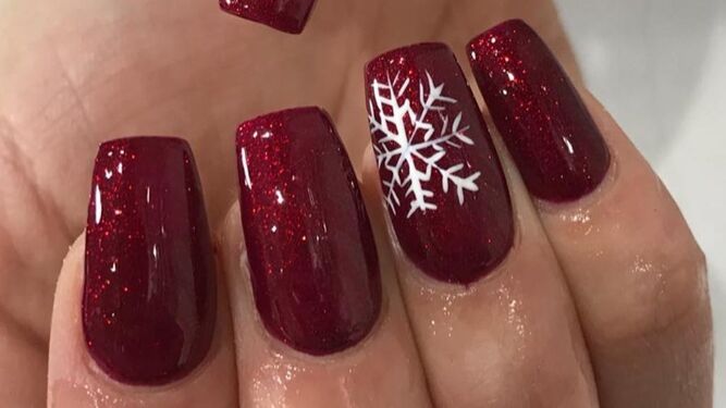 Sencilla manicura roja de purpurina con detalle de copo de nieve de @nails_beauty_salon.