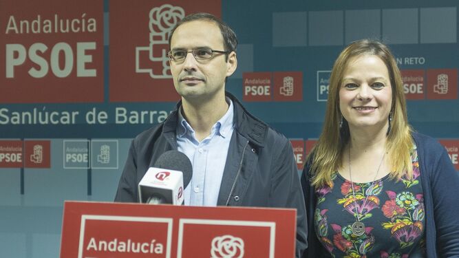 El alcalde y secretario local del PSOE, Víctor Mora, durante una comparecencia pública en la sede del partido.