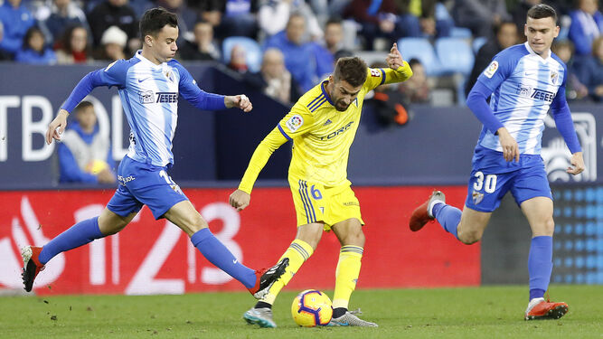 José Mari golpea el balón en el partido frente al Málaga.