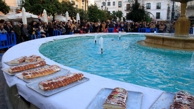 El encuentro solidario en torno a un roscón de Reyes se celebra desde hace cuatro años.