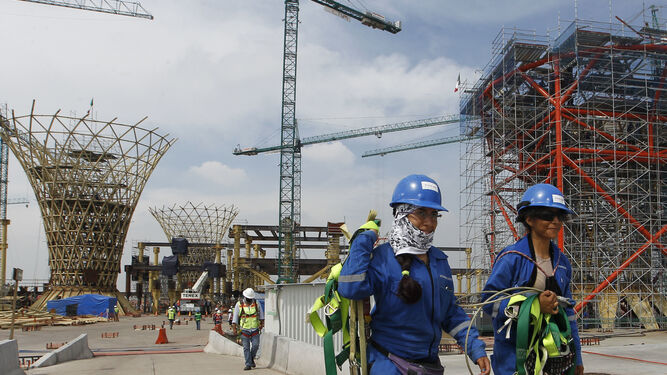 Trabajadores en la construcción de un nuevo aeropuerto en México.