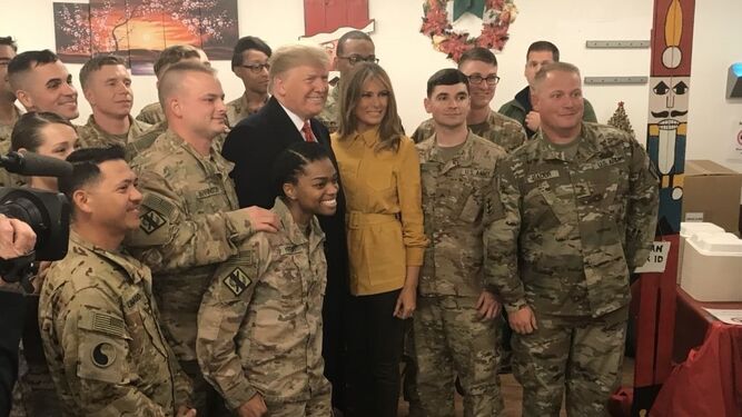 Donald Trump y su esposa visitan por sorpresa a las tropas de EEUU en Iraq