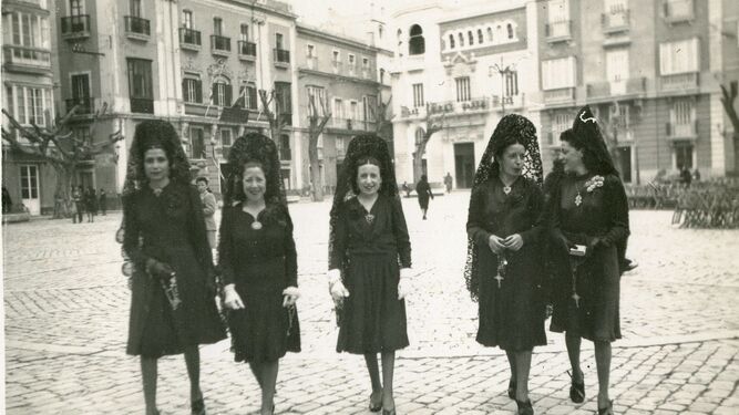 Mantillas en la plaza de San Antonio, durante la Semana Santa de 1942.