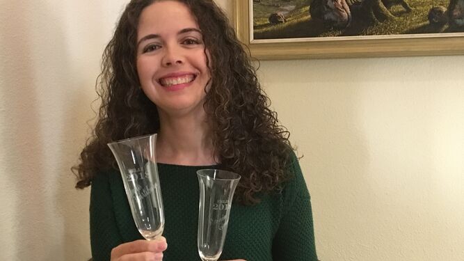 Alejandra Torres Curiá, con las copas grabadas que se usaron para recibir 2018.