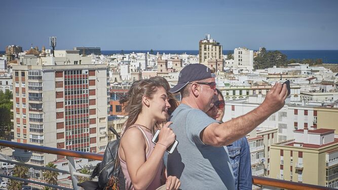 Cruceristas haciéndose un 'selfie' con Cádiz al fondo