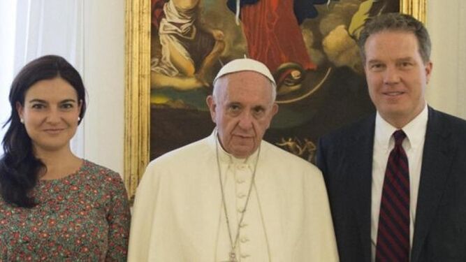 El Papa Francisco, junto a Paloma García Ovejero y Greg Burke.
