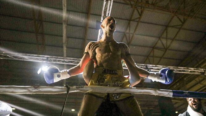Carlos Coello grita en plena euforia nada más conquistar un título mundial en diciembre.