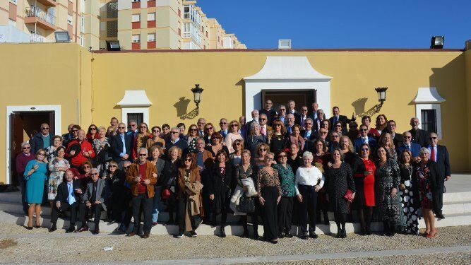 La presidenta de la Asociación Músico-Cultural 'Aires de  Cádiz', Carmen Astorga, con los miembros de dicha asociación que estuvieron presentes en el almuerzo celebrado en el Baluarte de los Mártires, con motivo de su décimoquinto aniversario.