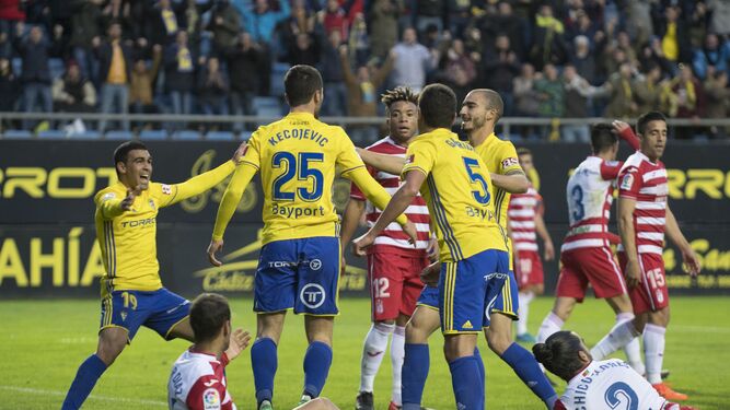 Kecojevic es felicitado tras marcar ante el Granada el gol del triunfo el 6 de enero de 2018.