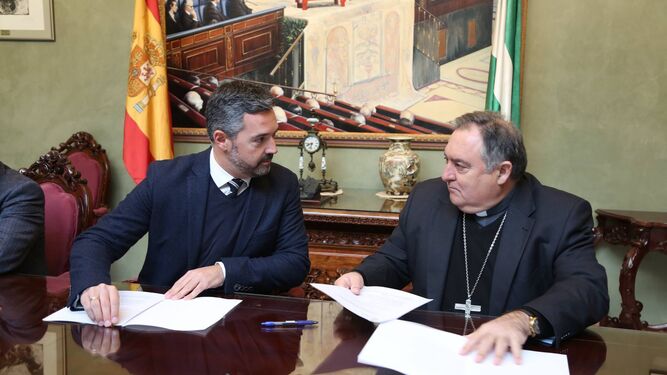 El alcalde y el obispo de la Diócesis de Asidonia-Jerez, durante la firma del convenio.