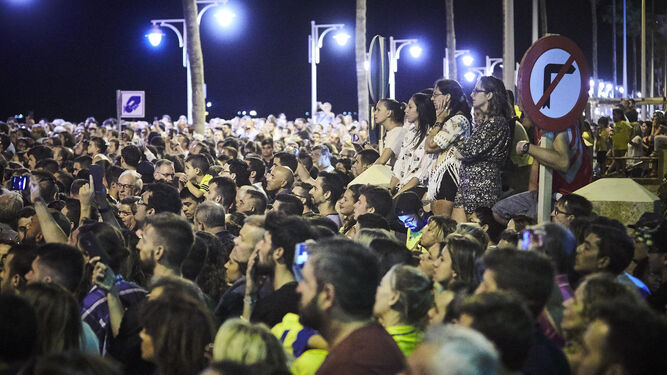 Imagen del pasado verano en el paseo marítimo de Cádiz, con una multitud siguiendo una de las actuaciones en la noche grande del Trofeo Carranza
