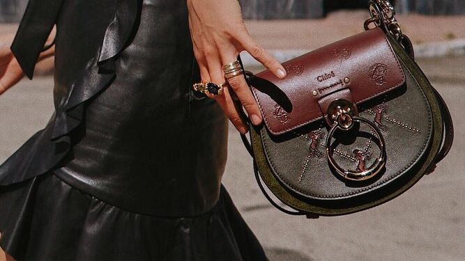 Bolso 'Small Tess Bag' de Chlo&eacute;, en piel de becerro con bordados de caballos y grabados de la letra 'C'. 2.250&euro; | Foto: @songofstyle