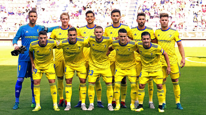 Formación del Cádiz en un encuentro de la presente temporada.