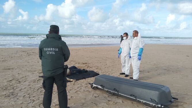 Uno de los 23 cadáveres, recuperado el pasado 19 de noviembre en la playa de La Barrosa, en Chiclana.