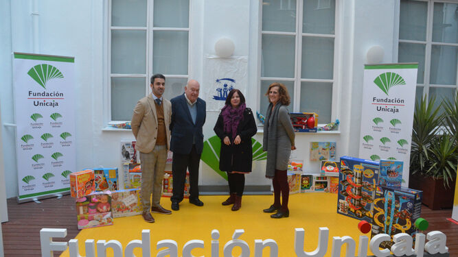 Acto de entrega de los juguetes a la casa de acogida en la Fundación Unicaja.