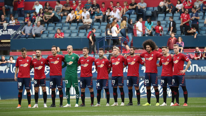 Los jugadores de Osasuna guardan un minuto de silencio antes de enfrentarse al Córdoba.