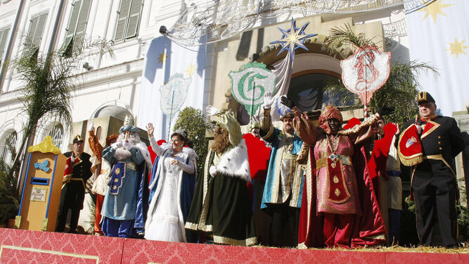 Los Reyes Magos y su s&eacute;quito, ante el Ayuntamiento.